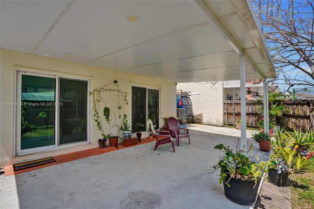 For Sale: $600,000 (3 beds, 3 baths, 1425 Square Feet)