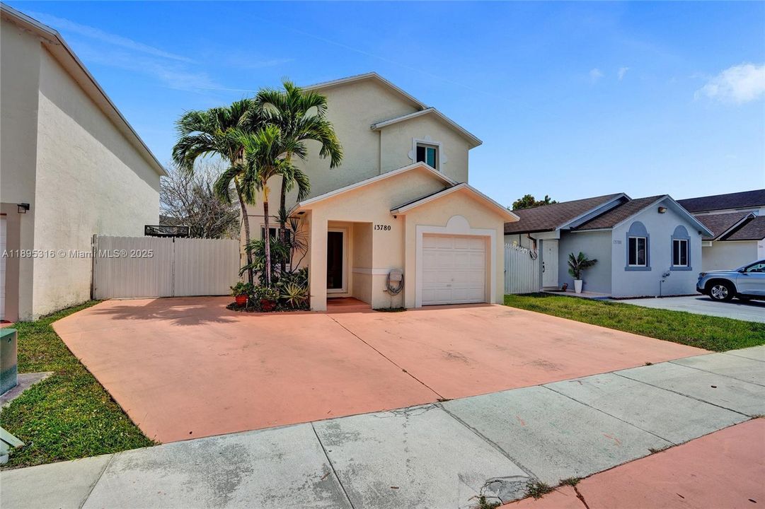 For Sale: $600,000 (3 beds, 3 baths, 1425 Square Feet)