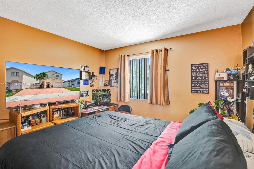 For Sale: $600,000 (3 beds, 3 baths, 1425 Square Feet)