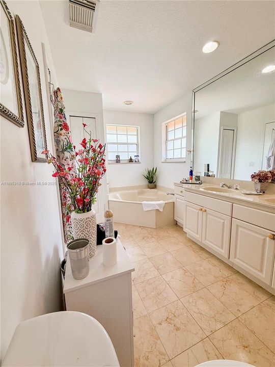 Active With Contract: $790,000 (5 beds, 3 baths, 2623 Square Feet)