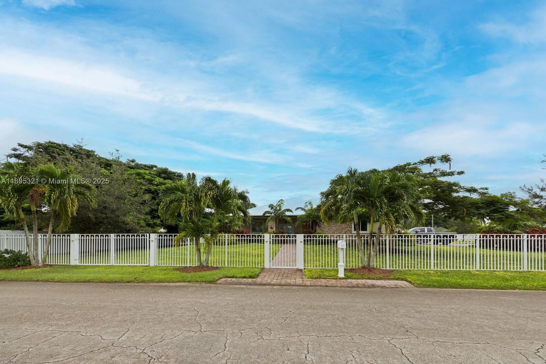 Active With Contract: $1,200,000 (4 beds, 3 baths, 2633 Square Feet)