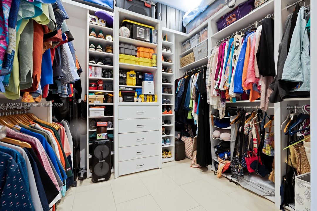 Active With Contract: $1,200,000 (4 beds, 3 baths, 2633 Square Feet)