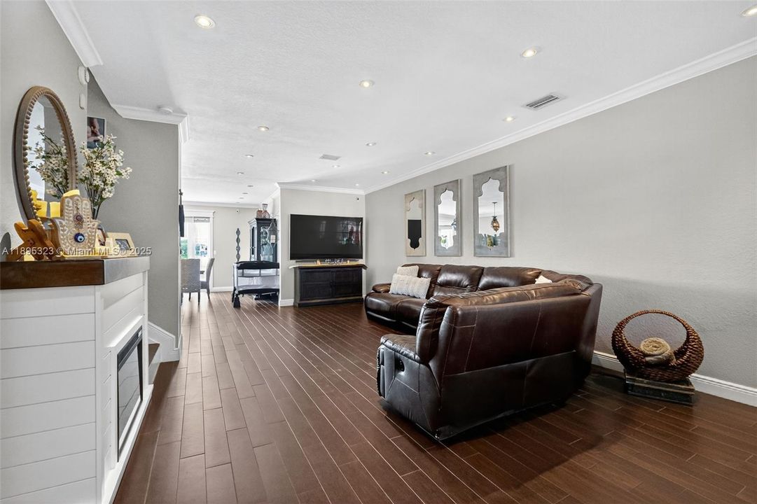 Active With Contract: $619,000 (4 beds, 2 baths, 2097 Square Feet)