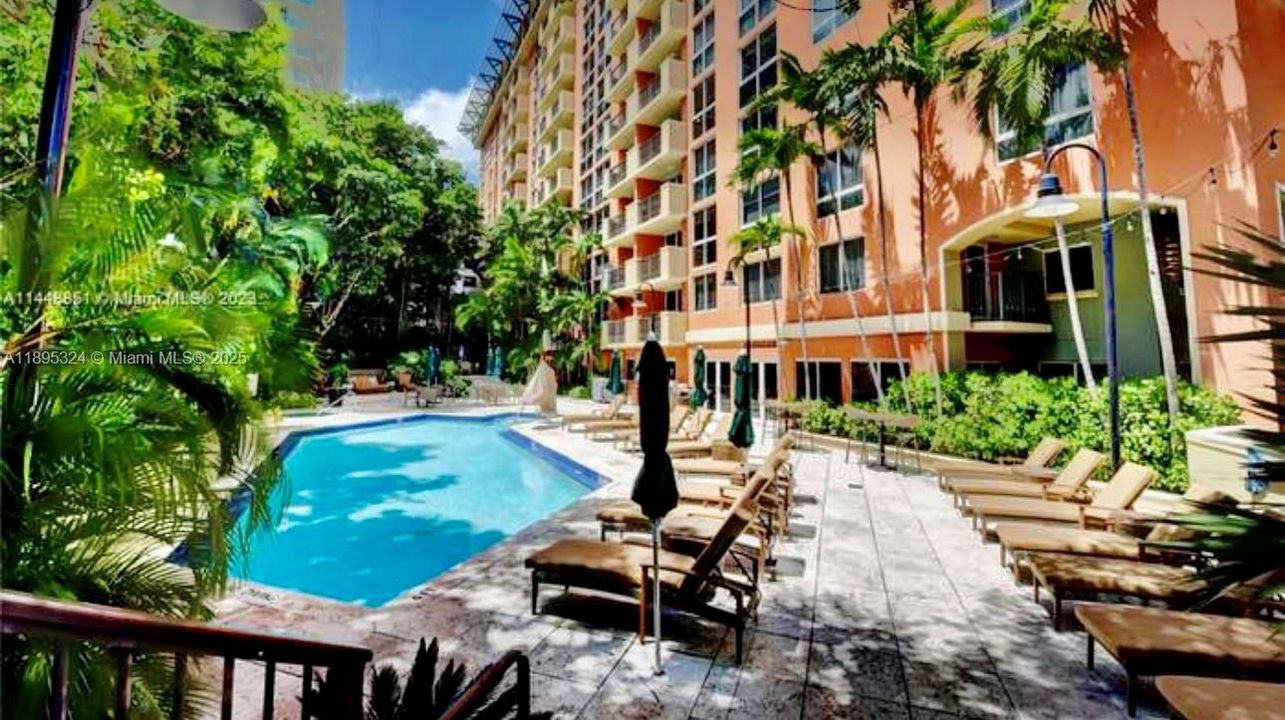 For Sale: $750,000 (1 beds, 1 baths, 740 Square Feet)