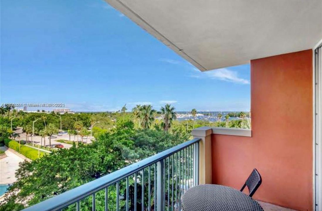 For Sale: $750,000 (1 beds, 1 baths, 740 Square Feet)