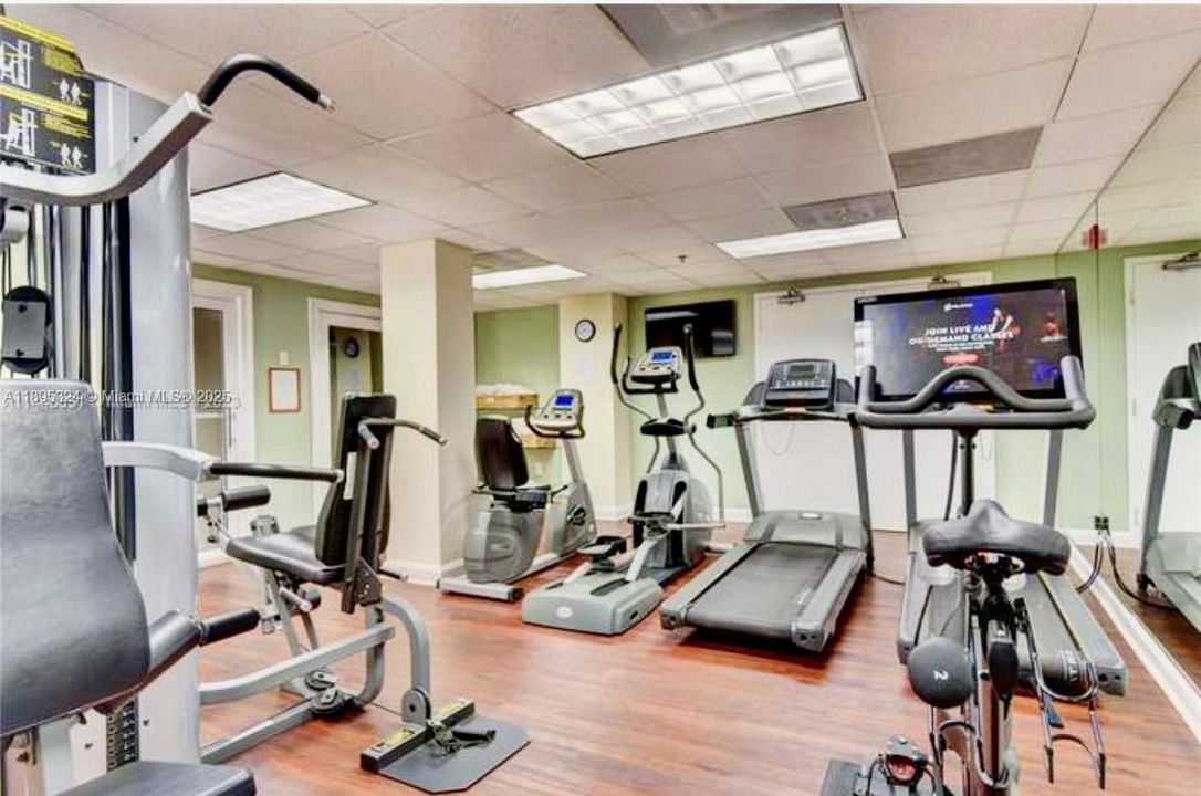 For Sale: $750,000 (1 beds, 1 baths, 740 Square Feet)
