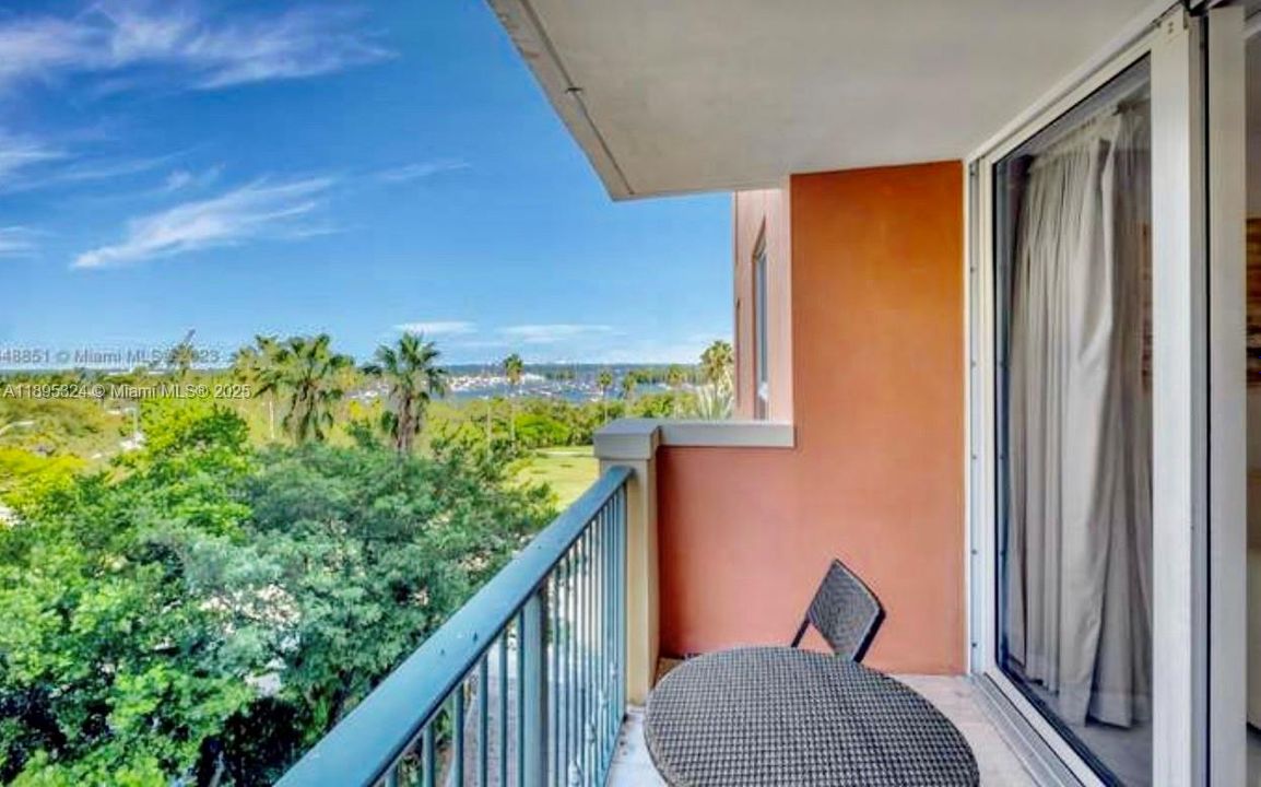For Sale: $750,000 (1 beds, 1 baths, 740 Square Feet)