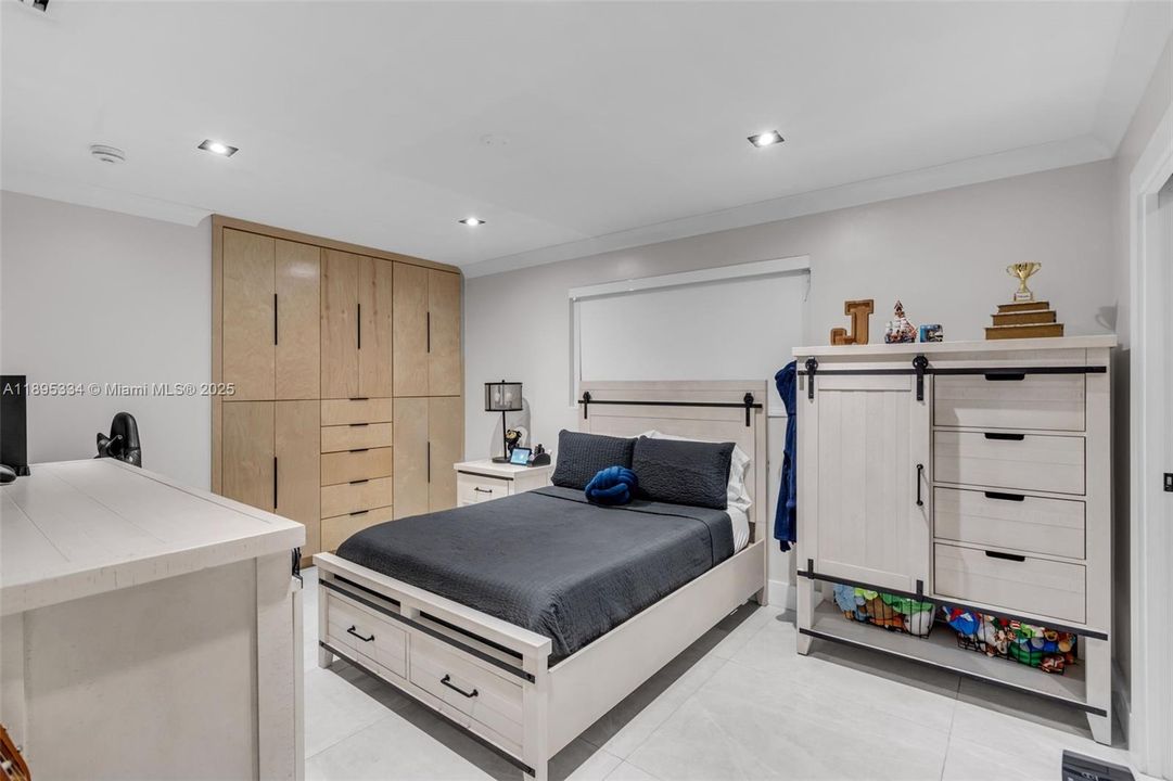 Vendido Recientemente: $1,270,000 (4 camas, 3 baños, 2094 Pies cuadrados)