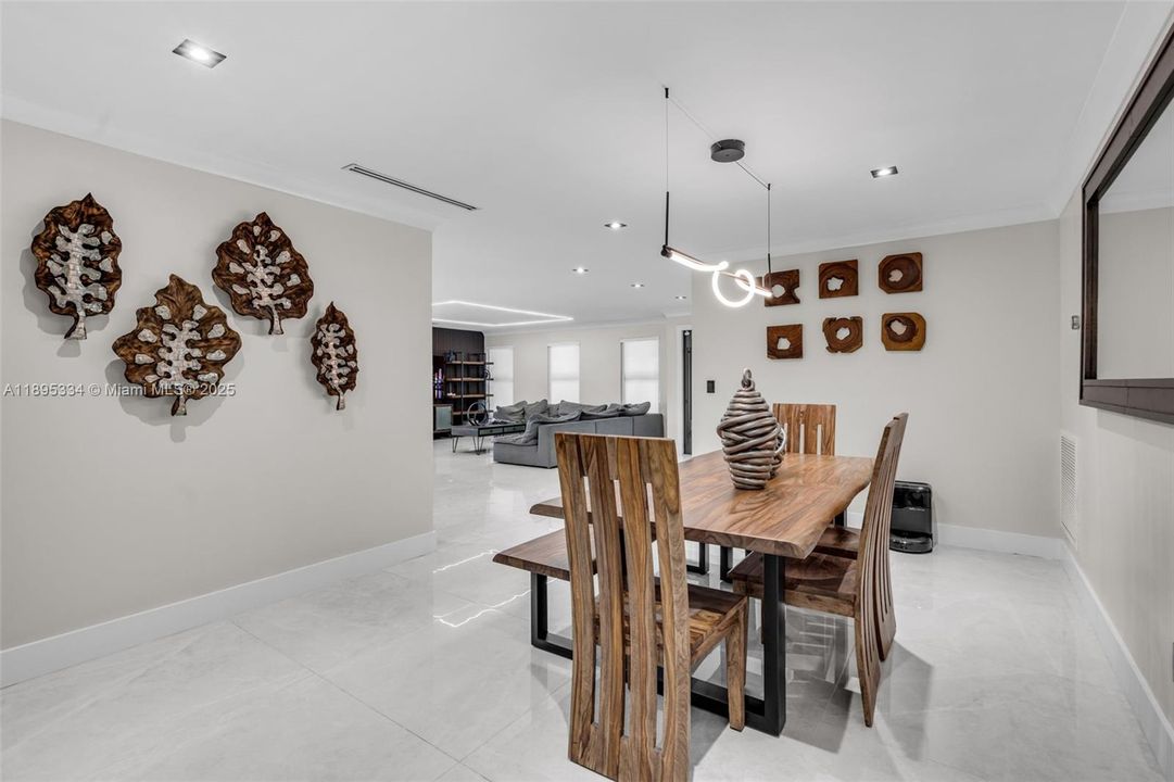 Vendido Recientemente: $1,270,000 (4 camas, 3 baños, 2094 Pies cuadrados)