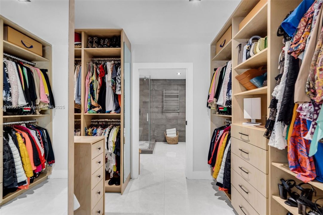 Vendido Recientemente: $1,270,000 (4 camas, 3 baños, 2094 Pies cuadrados)