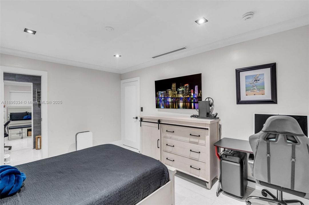 Vendido Recientemente: $1,270,000 (4 camas, 3 baños, 2094 Pies cuadrados)