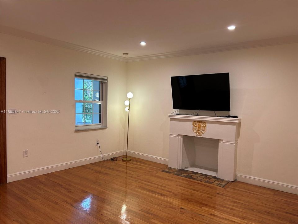 Recently Rented: $6,000 (3 beds, 2 baths, 1824 Square Feet)