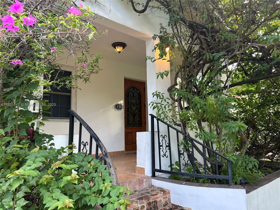 Recently Rented: $6,000 (3 beds, 2 baths, 1824 Square Feet)