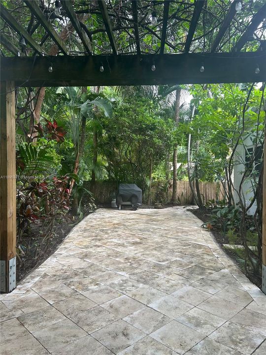 Recently Rented: $6,000 (3 beds, 2 baths, 1824 Square Feet)