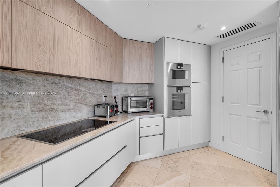 For Rent: $32,500 (4 beds, 5 baths, 5730 Square Feet)