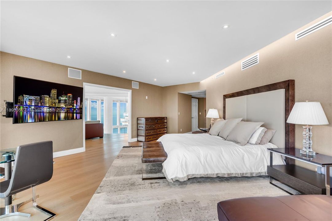 For Rent: $32,500 (4 beds, 5 baths, 5730 Square Feet)