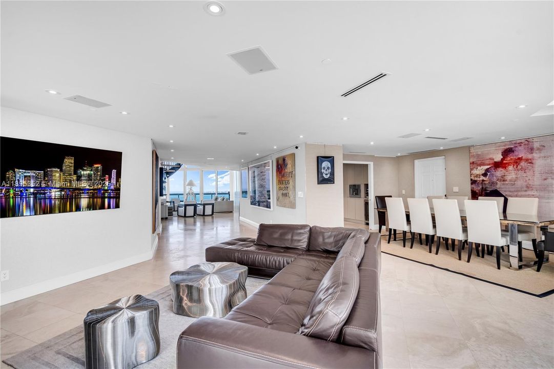 For Rent: $32,500 (4 beds, 5 baths, 5730 Square Feet)