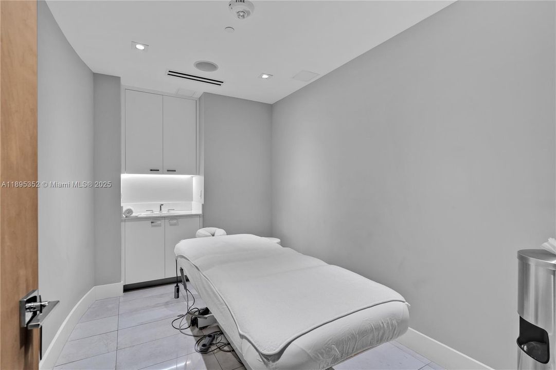 For Rent: $32,500 (4 beds, 5 baths, 5730 Square Feet)