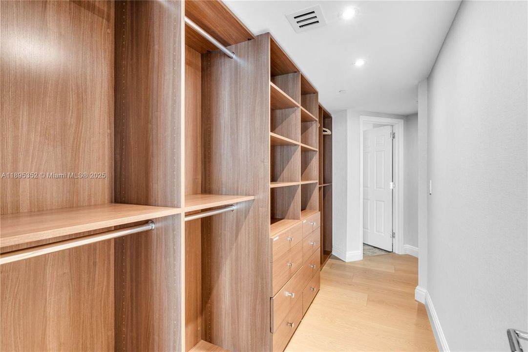 For Rent: $32,500 (4 beds, 5 baths, 5730 Square Feet)