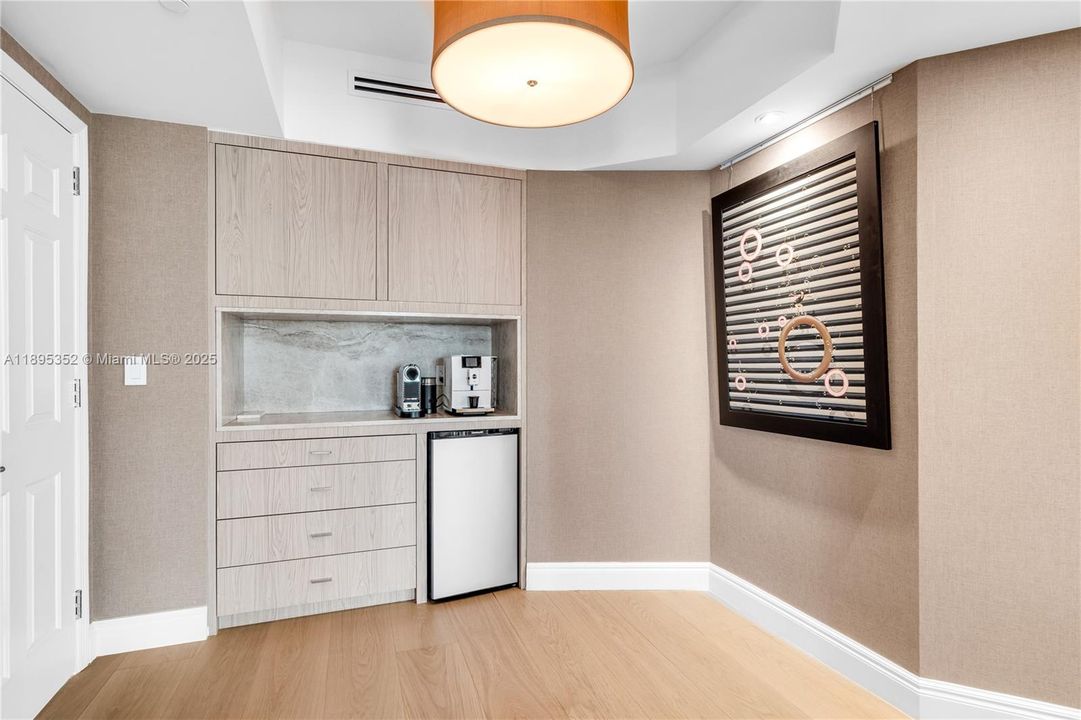 For Rent: $32,500 (4 beds, 5 baths, 5730 Square Feet)