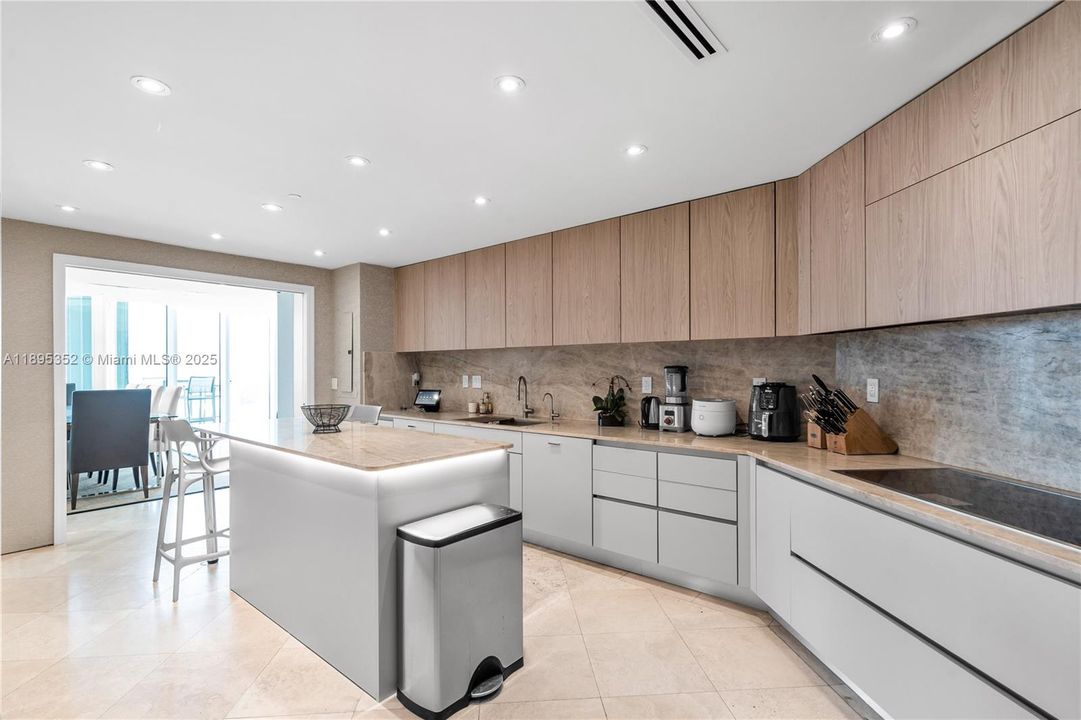 For Rent: $32,500 (4 beds, 5 baths, 5730 Square Feet)