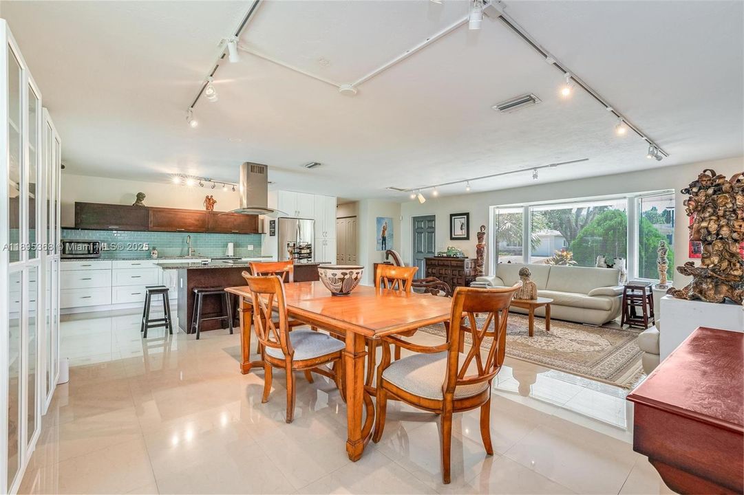 En Venta: $699,000 (3 camas, 2 baños, 1742 Pies cuadrados)