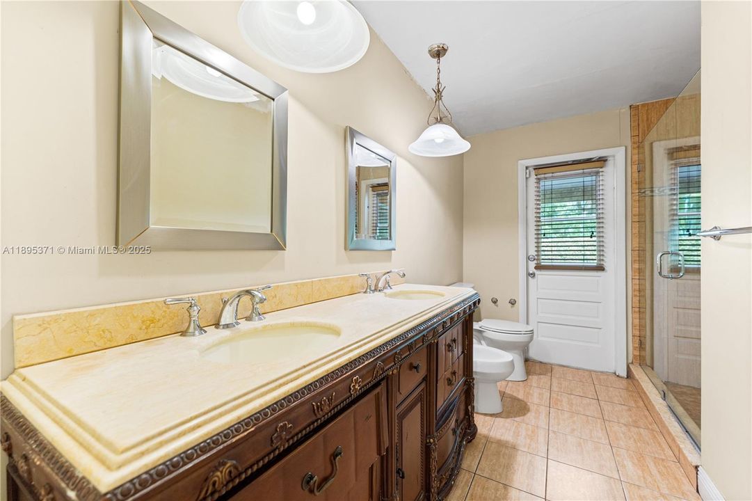 合同活跃: $1,500,000 (4 贝兹, 2 浴室, 2371 平方英尺)