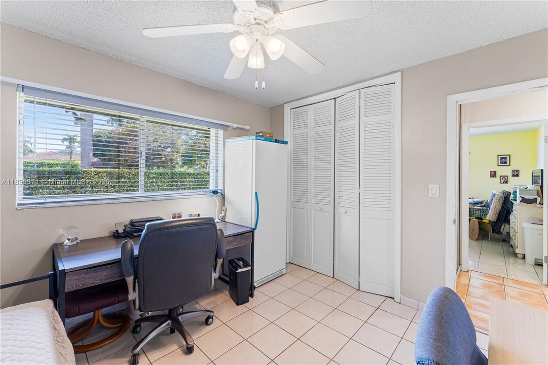 合同活跃: $1,500,000 (4 贝兹, 2 浴室, 2371 平方英尺)