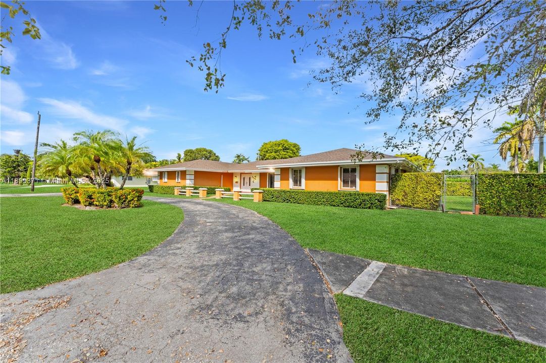 合同活跃: $1,500,000 (4 贝兹, 2 浴室, 2371 平方英尺)