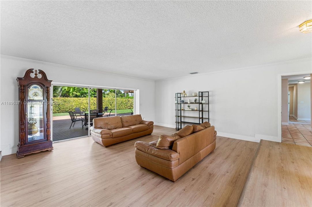 合同活跃: $1,500,000 (4 贝兹, 2 浴室, 2371 平方英尺)