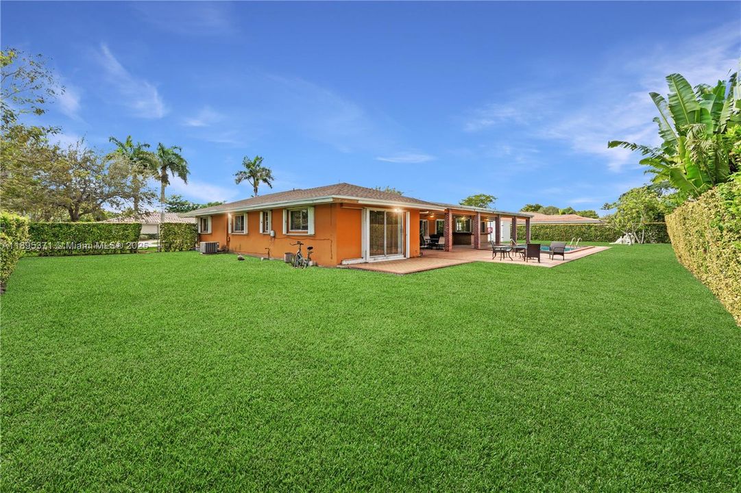 合同活跃: $1,500,000 (4 贝兹, 2 浴室, 2371 平方英尺)