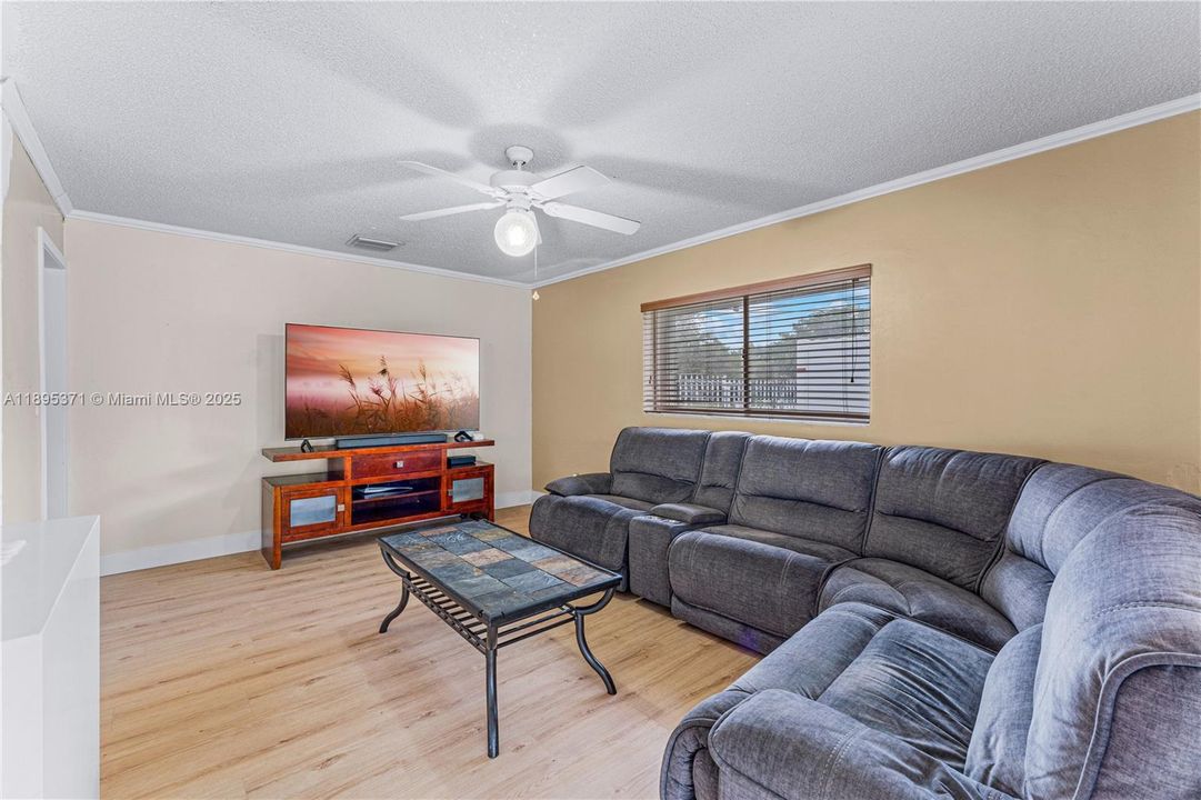 合同活跃: $1,500,000 (4 贝兹, 2 浴室, 2371 平方英尺)