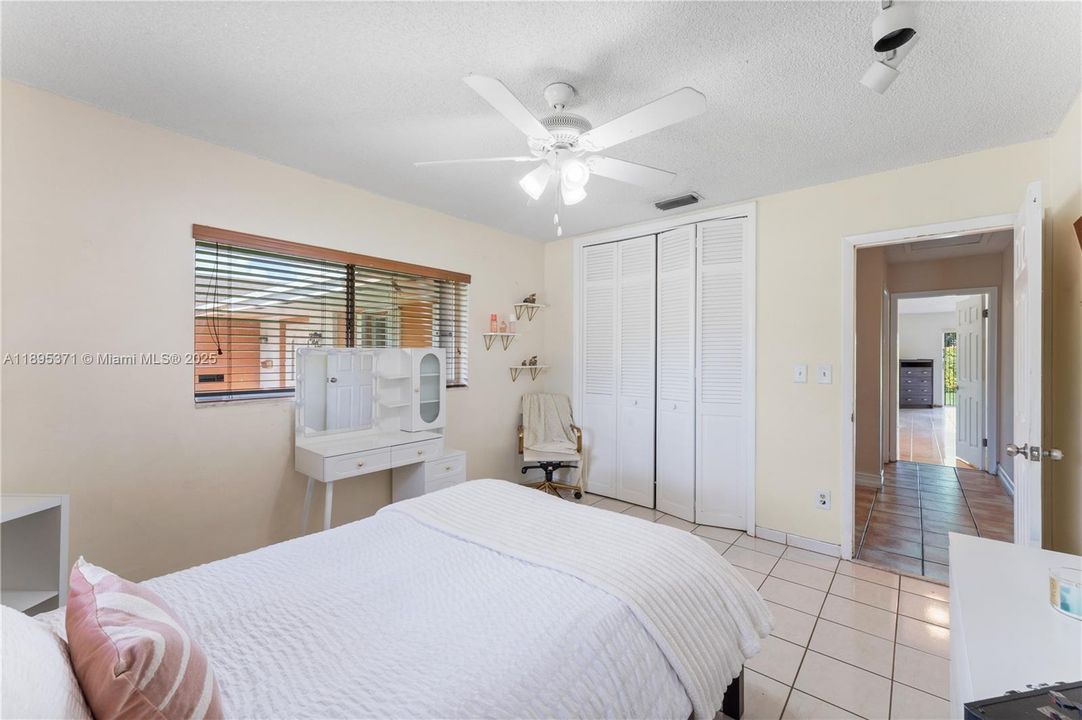 合同活跃: $1,500,000 (4 贝兹, 2 浴室, 2371 平方英尺)