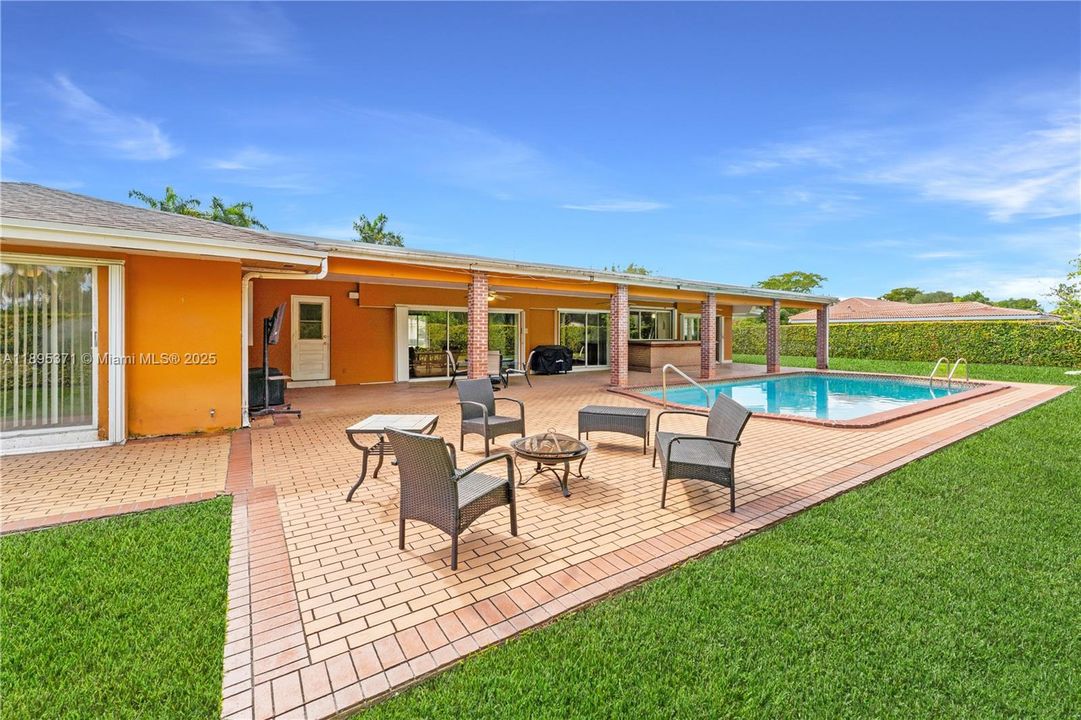 合同活跃: $1,500,000 (4 贝兹, 2 浴室, 2371 平方英尺)