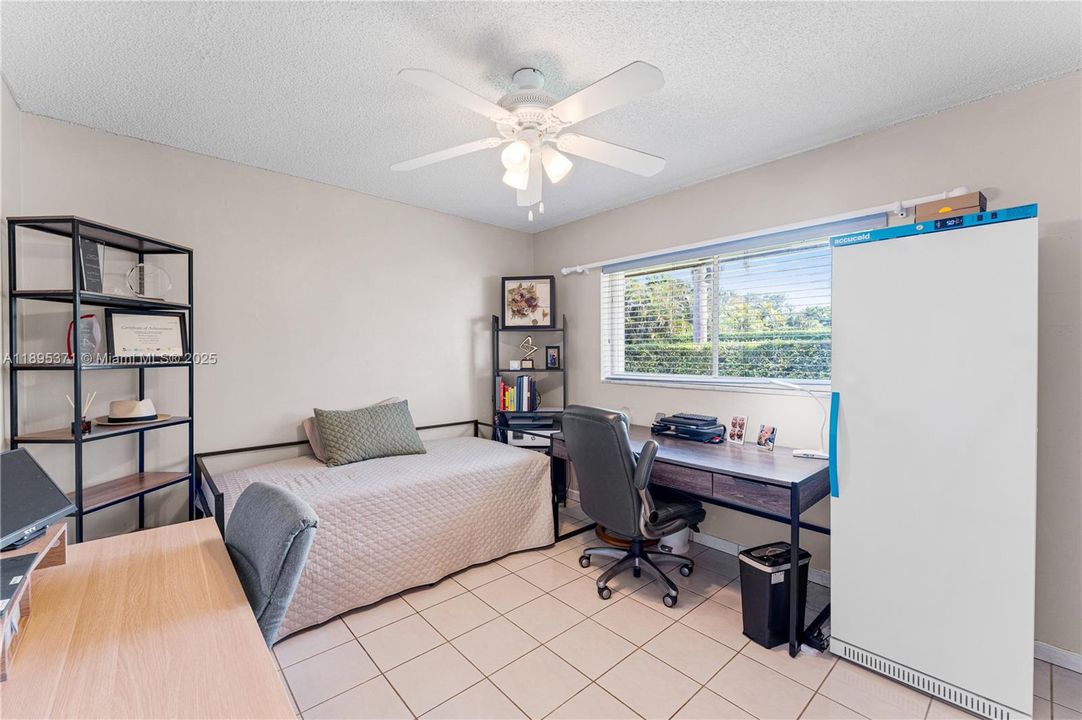 合同活跃: $1,500,000 (4 贝兹, 2 浴室, 2371 平方英尺)