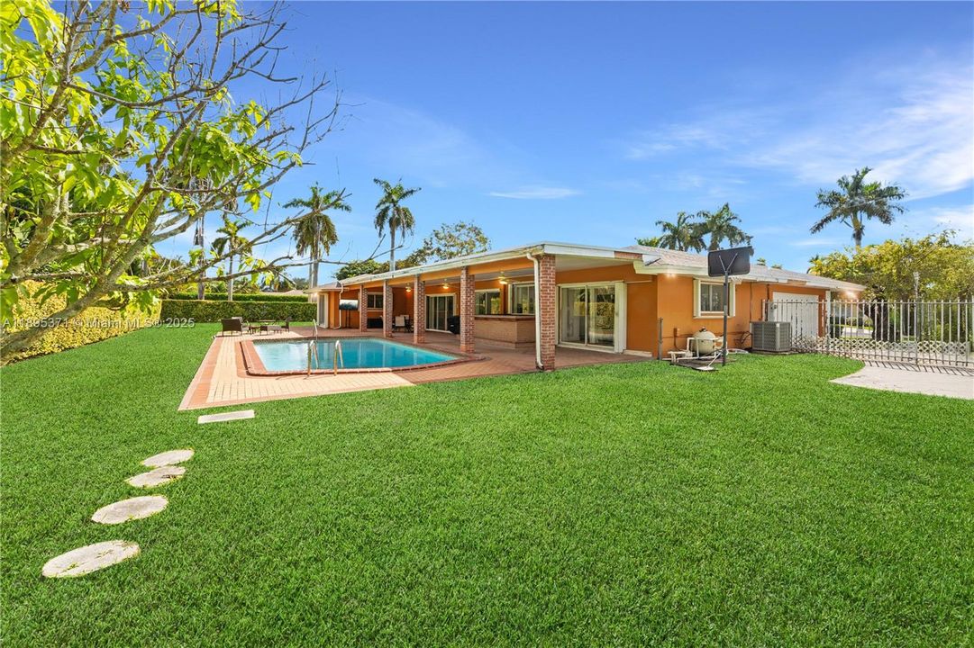 合同活跃: $1,500,000 (4 贝兹, 2 浴室, 2371 平方英尺)