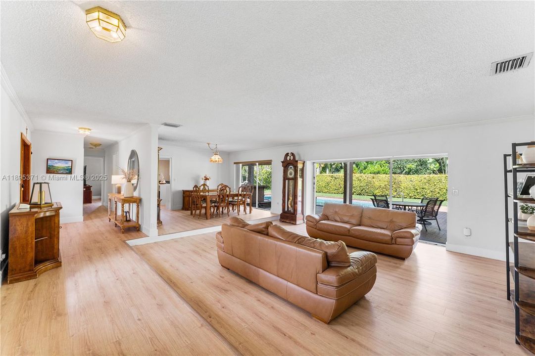 合同活跃: $1,500,000 (4 贝兹, 2 浴室, 2371 平方英尺)