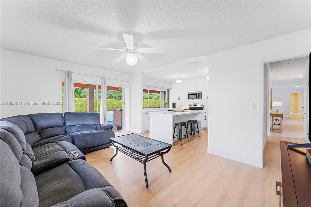 合同活跃: $1,500,000 (4 贝兹, 2 浴室, 2371 平方英尺)