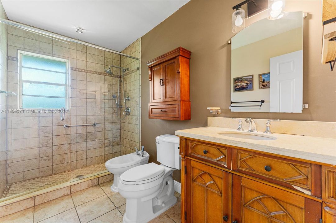 合同活跃: $1,500,000 (4 贝兹, 2 浴室, 2371 平方英尺)