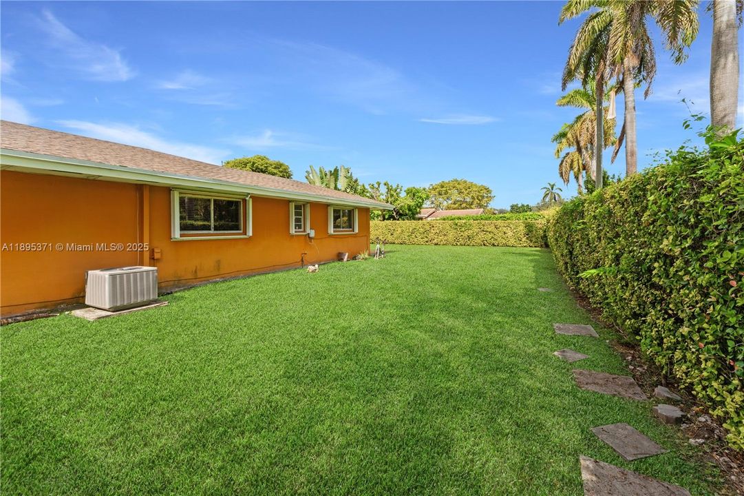 合同活跃: $1,500,000 (4 贝兹, 2 浴室, 2371 平方英尺)