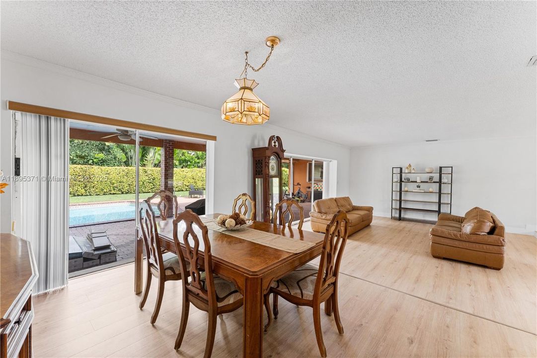 合同活跃: $1,500,000 (4 贝兹, 2 浴室, 2371 平方英尺)