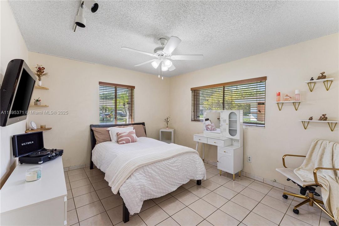 合同活跃: $1,500,000 (4 贝兹, 2 浴室, 2371 平方英尺)