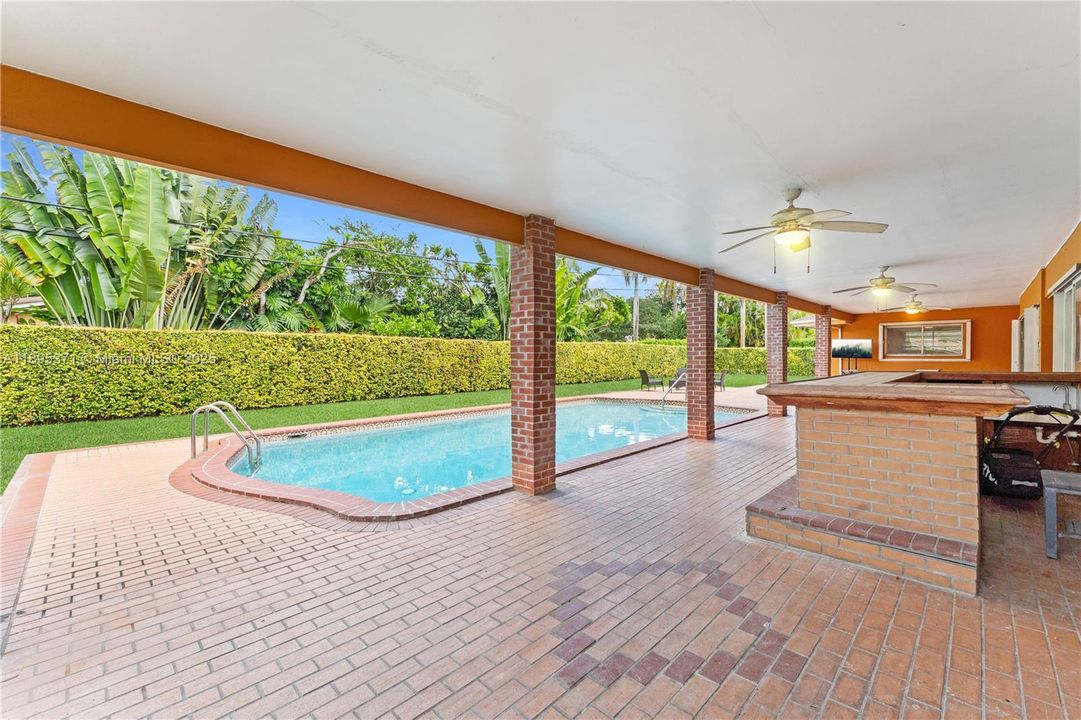 合同活跃: $1,500,000 (4 贝兹, 2 浴室, 2371 平方英尺)