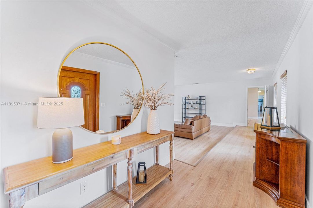 合同活跃: $1,500,000 (4 贝兹, 2 浴室, 2371 平方英尺)