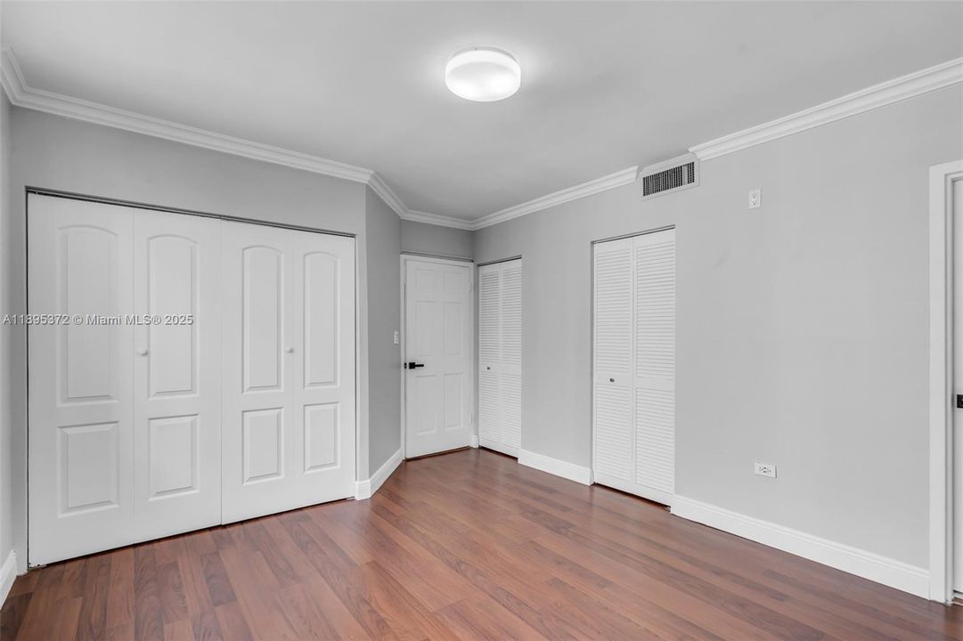 For Rent: $3,300 (1 beds, 1 baths, 990 Square Feet)