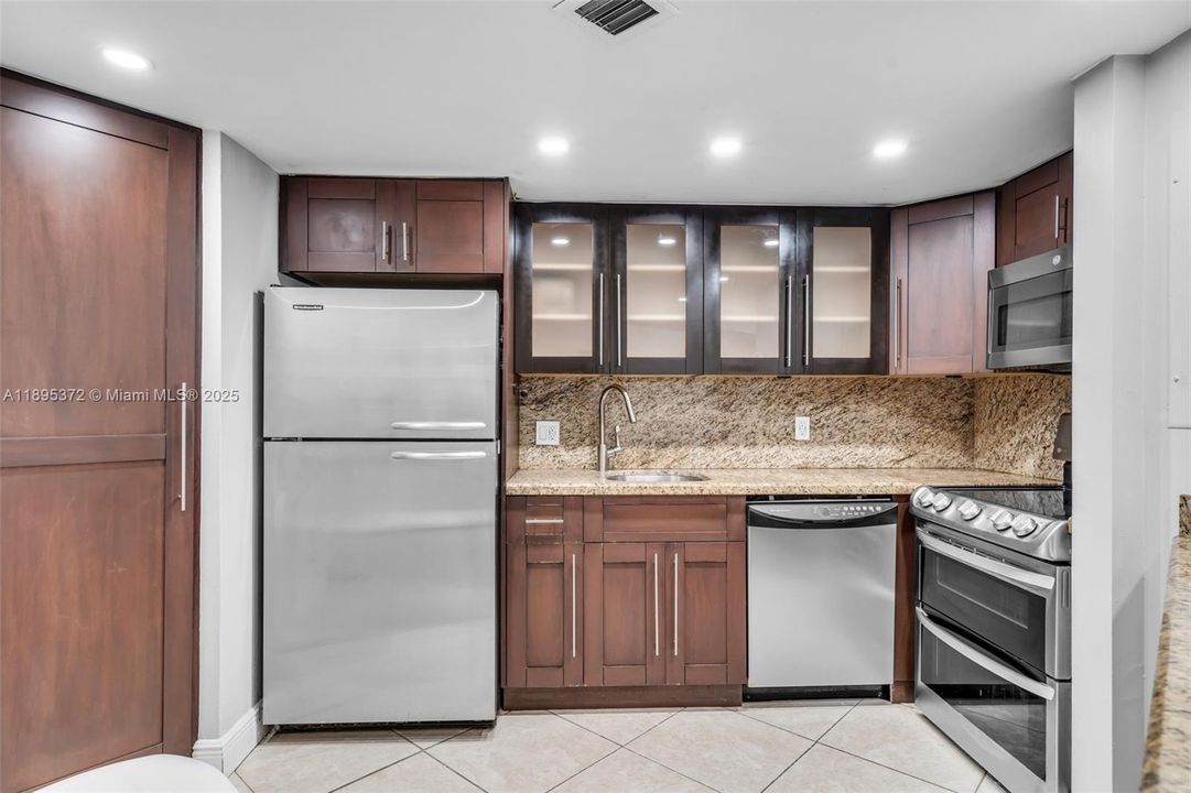 For Rent: $3,300 (1 beds, 1 baths, 990 Square Feet)