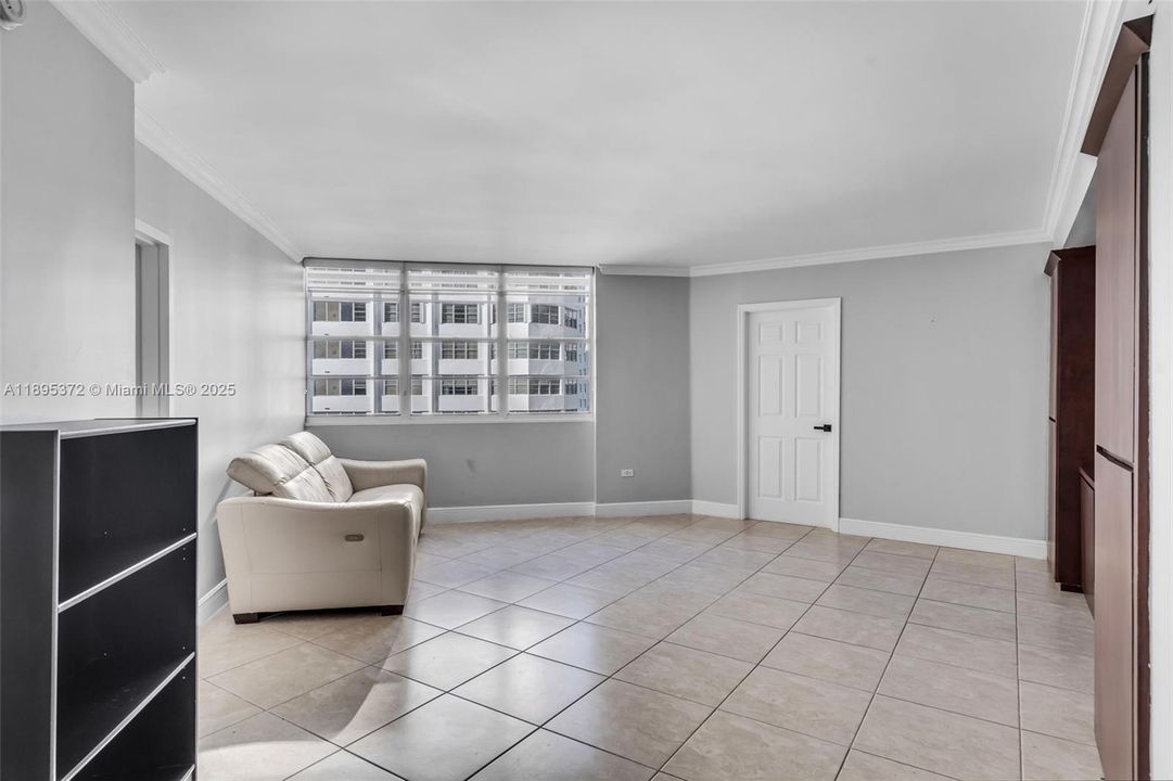 For Rent: $3,300 (1 beds, 1 baths, 990 Square Feet)