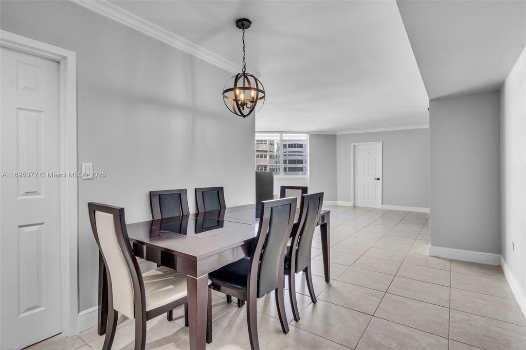 For Rent: $3,300 (1 beds, 1 baths, 990 Square Feet)