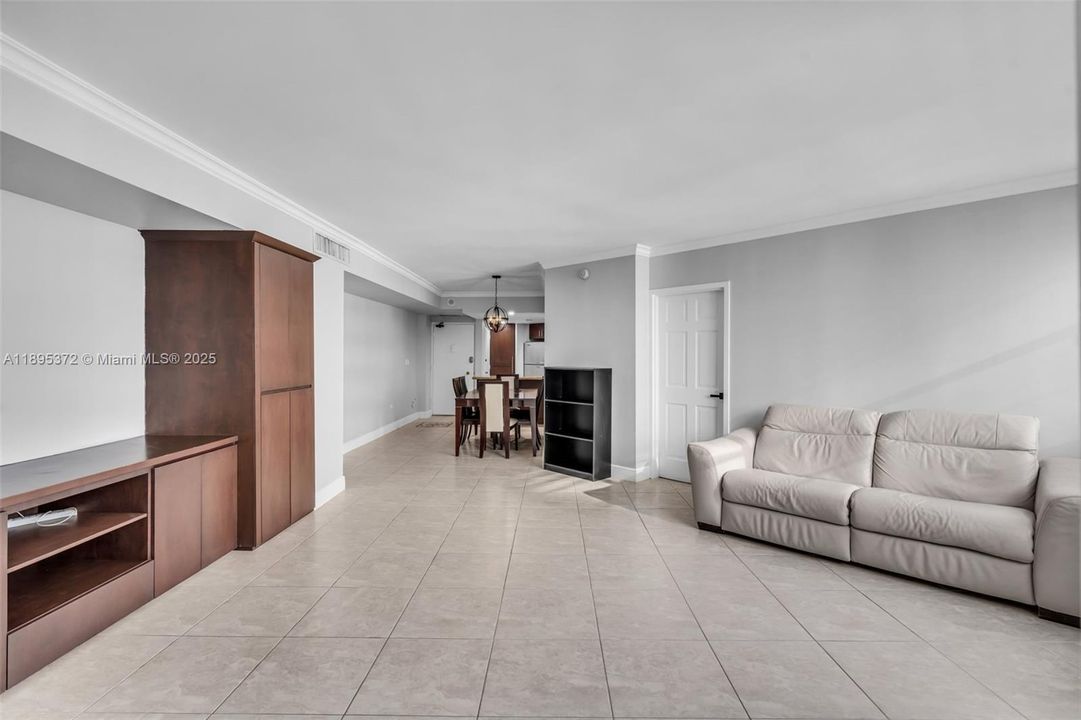 For Rent: $3,300 (1 beds, 1 baths, 990 Square Feet)