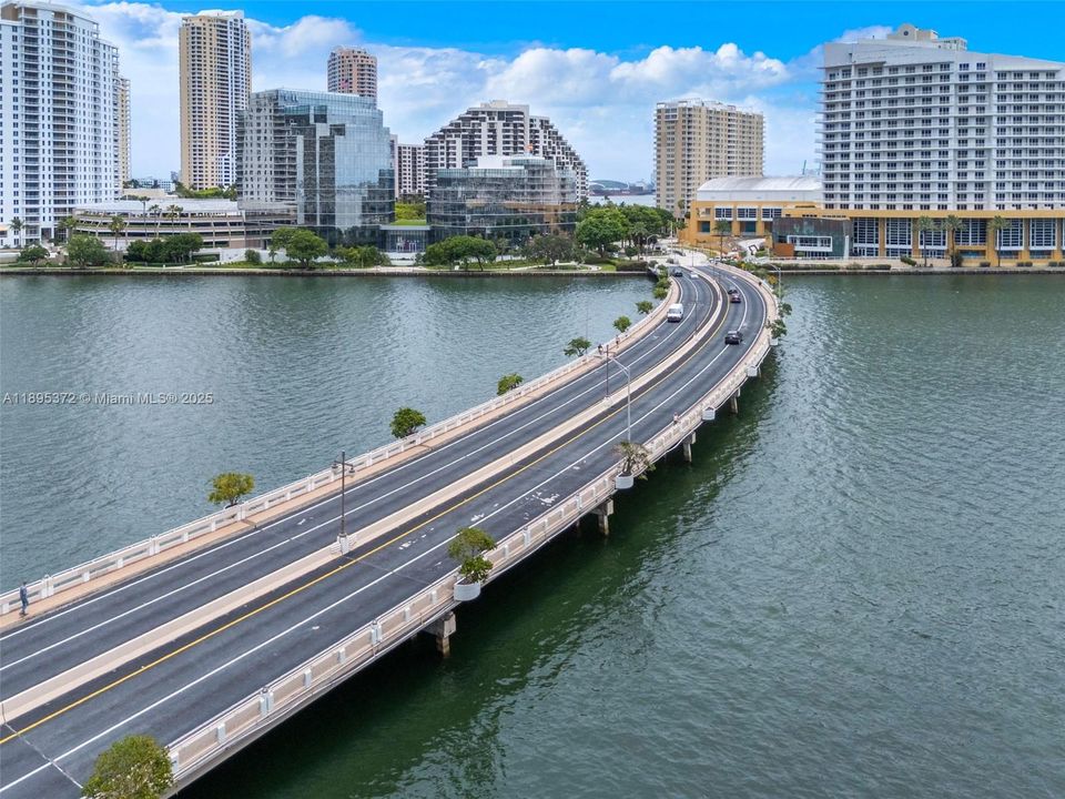 For Rent: $3,300 (1 beds, 1 baths, 990 Square Feet)